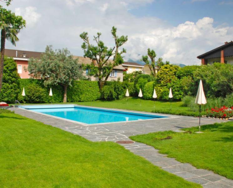 Mit Garten Und Pool In
